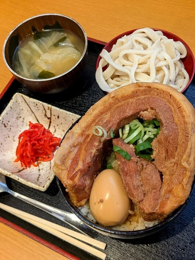 角煮と煮卵がのった丼、うどん、味噌汁、紅しょうがの定食