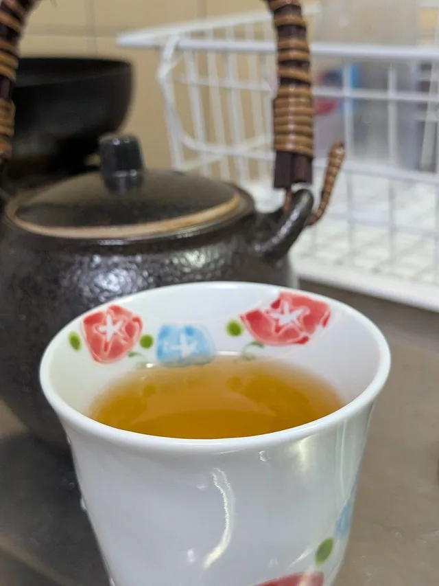 急須と湯呑みに入ったお茶