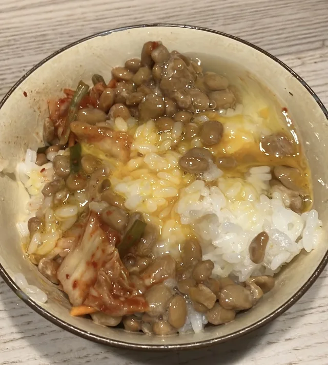 納豆やキムチ、生卵をのせたご飯