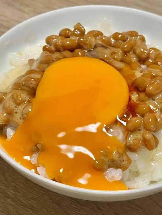 納豆と生卵をご飯にのせた料理