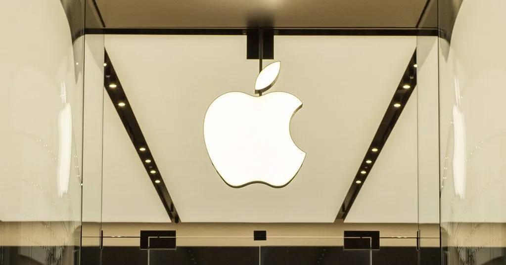 白く光るAppleのロゴが掲げられた店舗の入口