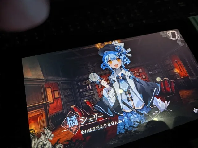 画面に映る、青い髪と帽子のアニメ風キャラクター。