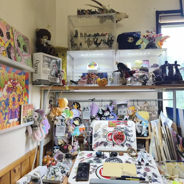 ぬいぐるみやフィギュア、ポスターなどが並ぶ趣味部屋。
