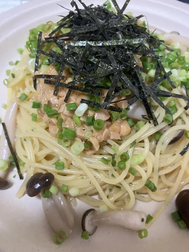 刻み海苔と青ねぎ、きのこをのせた和風スパゲッティ