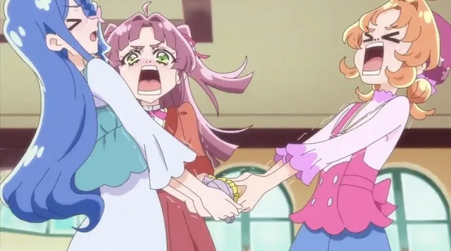 アニメの少女たちが手を取り合い、声を上げている。