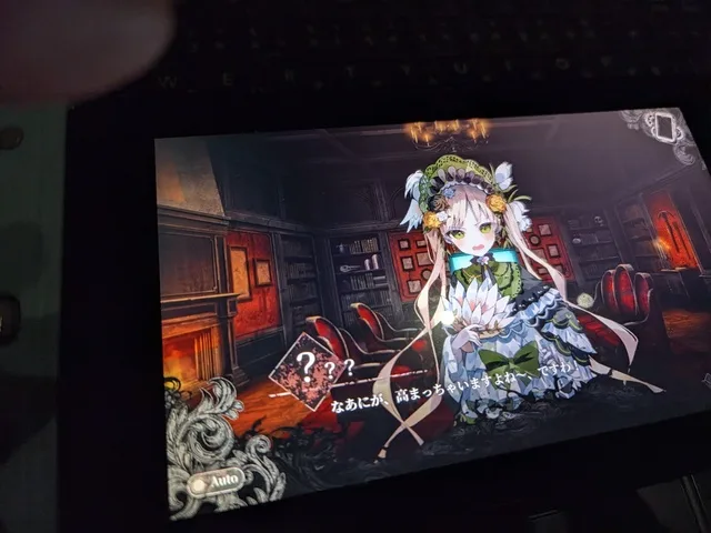 ゲーム画面に、豪華なドレス姿のアニメ調の少女が室内に立っている。