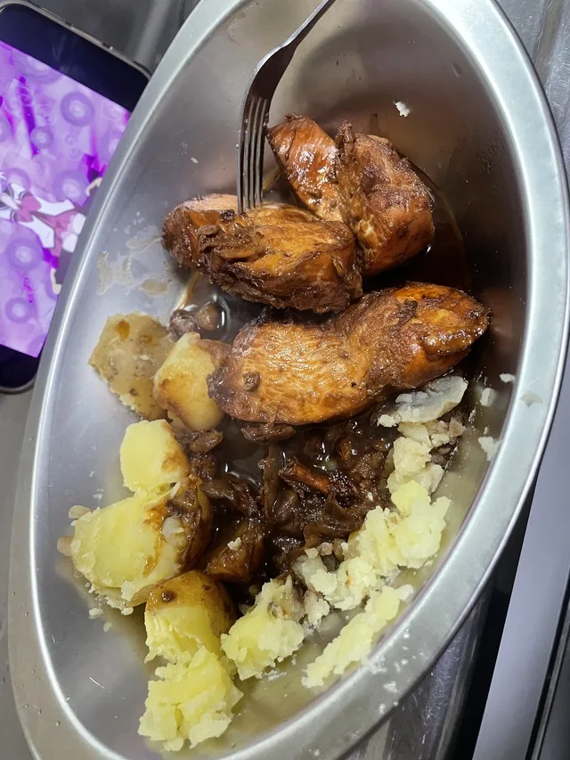 皿に盛られた煮込んだ鶏肉とじゃがいも