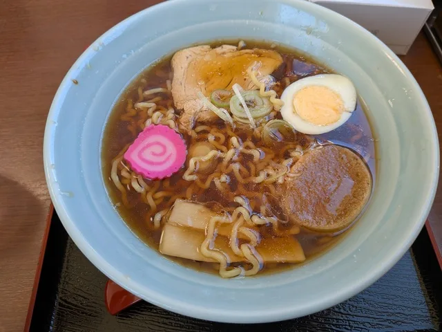 チャーシューやゆで卵、なるとがのったラーメン