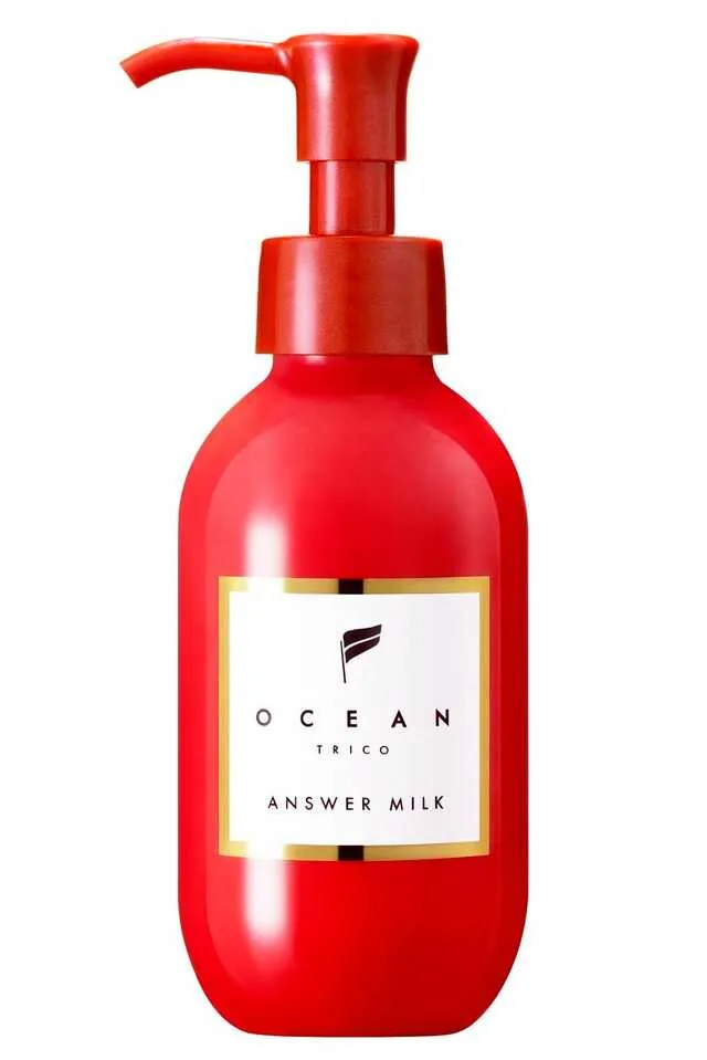 白地に赤いポンプ式ボトルが置かれ、ラベルに「OCEAN TRICO ANSWER MILK」と書かれている。