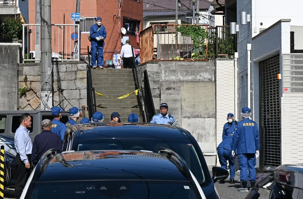 警察官らが住宅前の階段付近を調査している様子