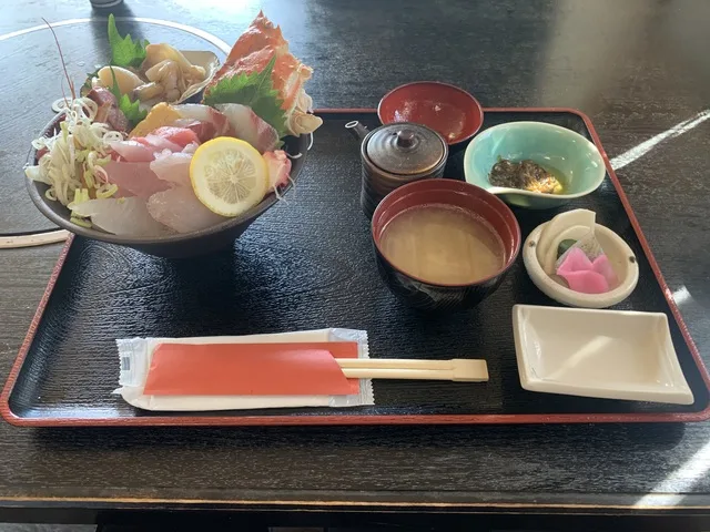 刺身の盛り合わせと味噌汁、小鉢が並んだ和食の定食